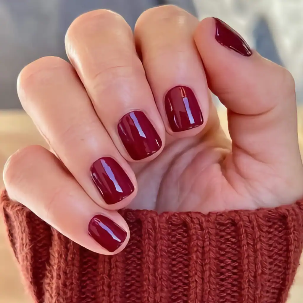 Korte nagels met glanzende bordeauxrode nagellak